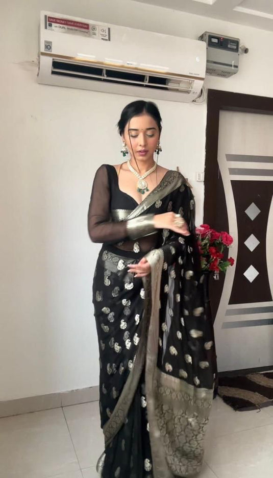 Instant Elegance: The One-Minute Saree